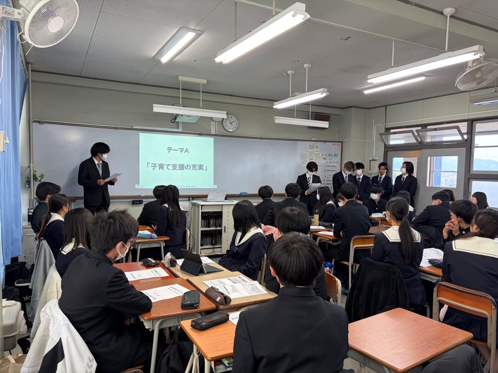 大学生による講義を聞く高校生の様子