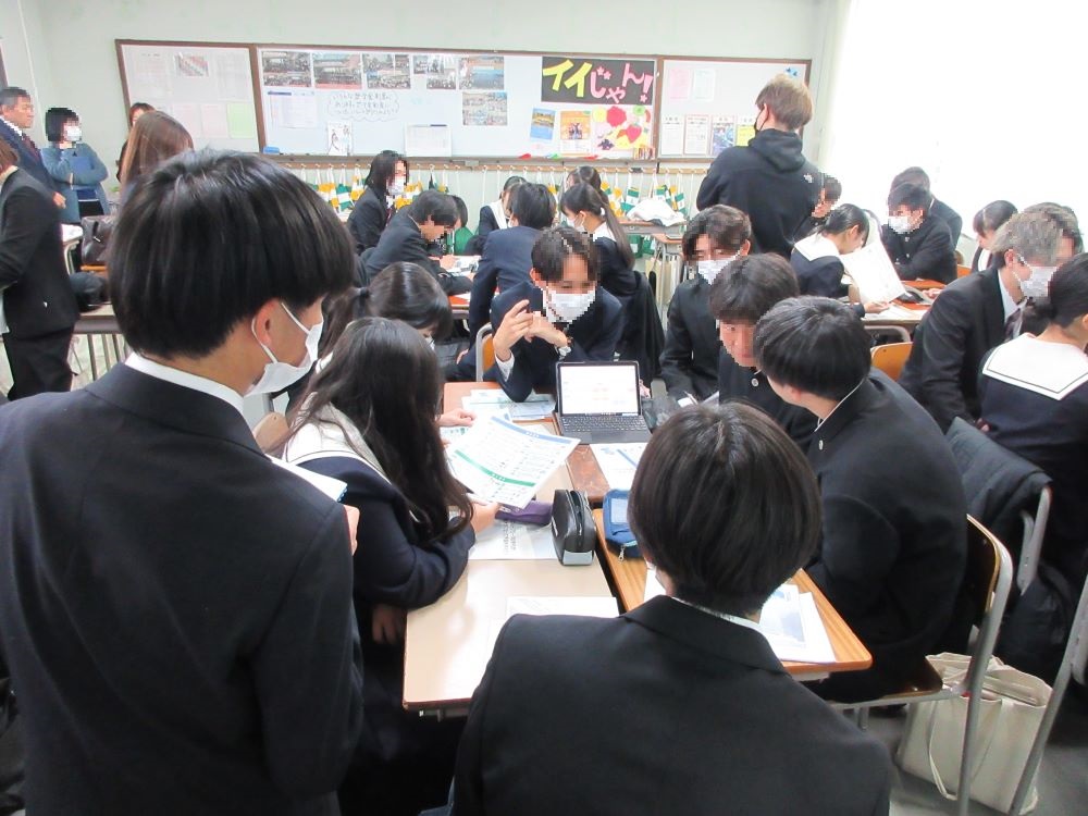 講義の中でグループワークを行う高校生の様子