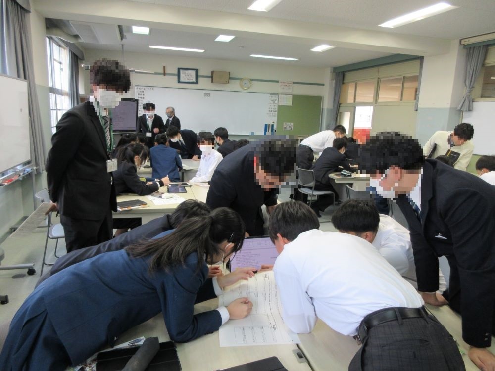 大学生による授業の中でグループワークを行う中学生の様子