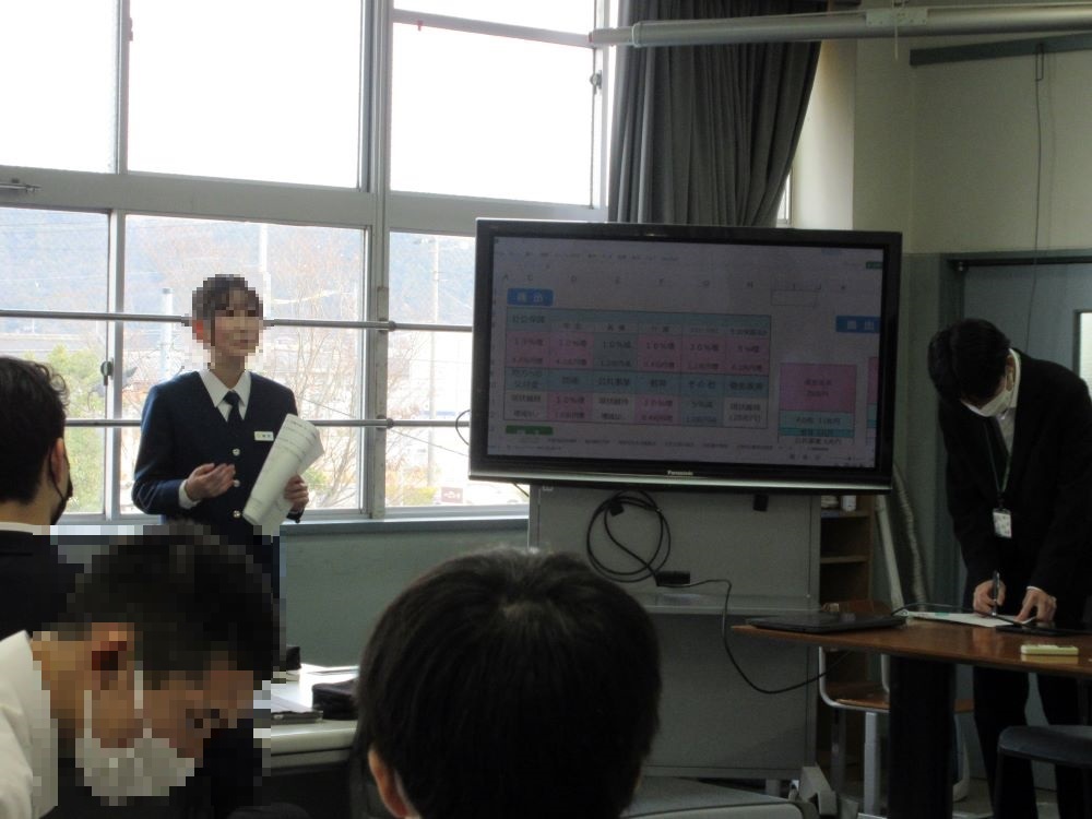 グループワークの発表を行う中学生の様子