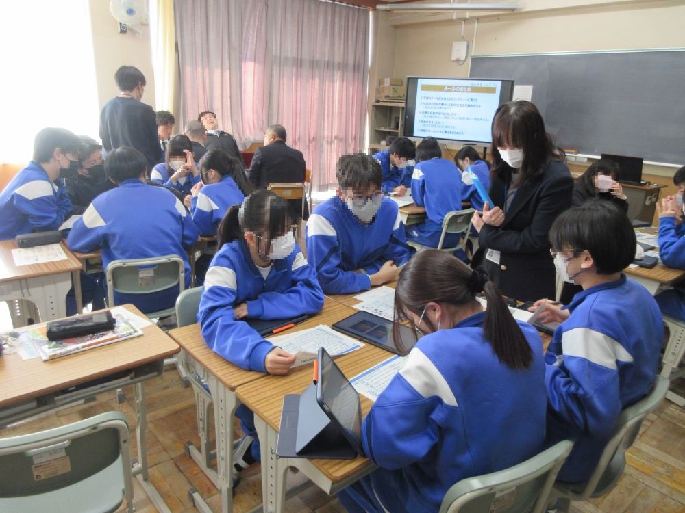 授業の中でグループワークを行う中学生の様子