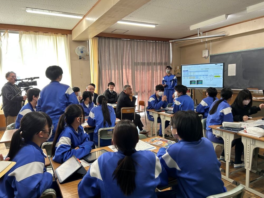 グループワークの発表を行う中学生の様子