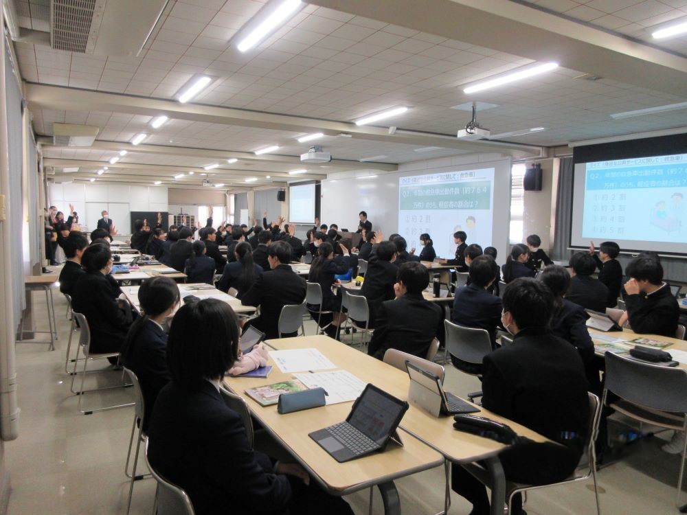 財務局職員による財政の講義を聞く高校生の様子