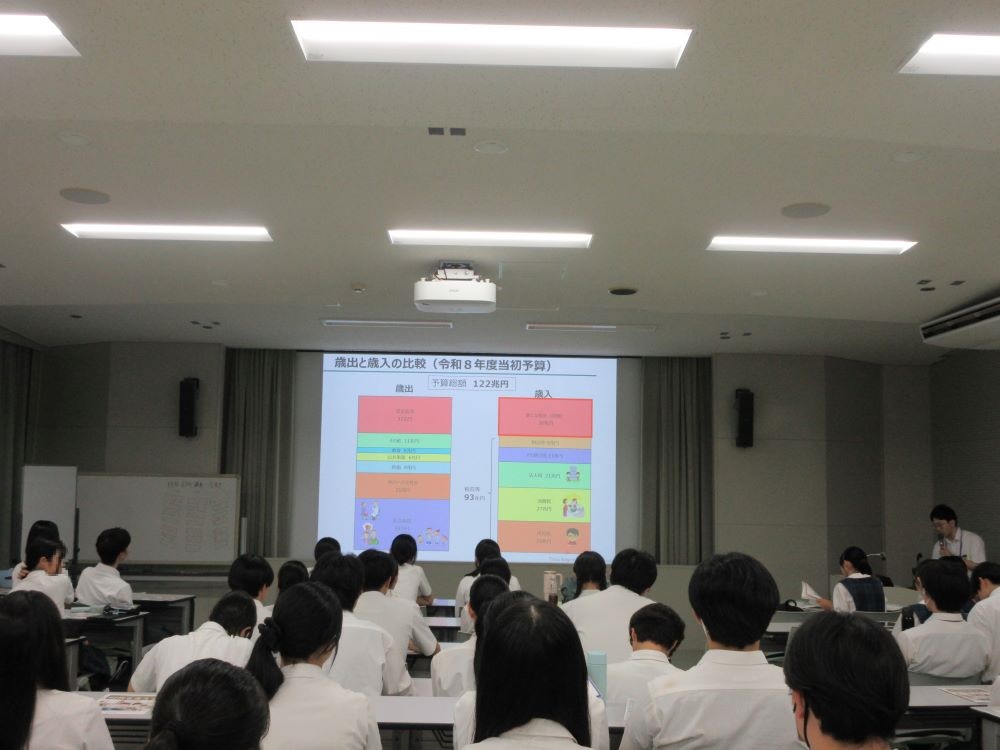 財務局職員の説明を聞く高校生の様子