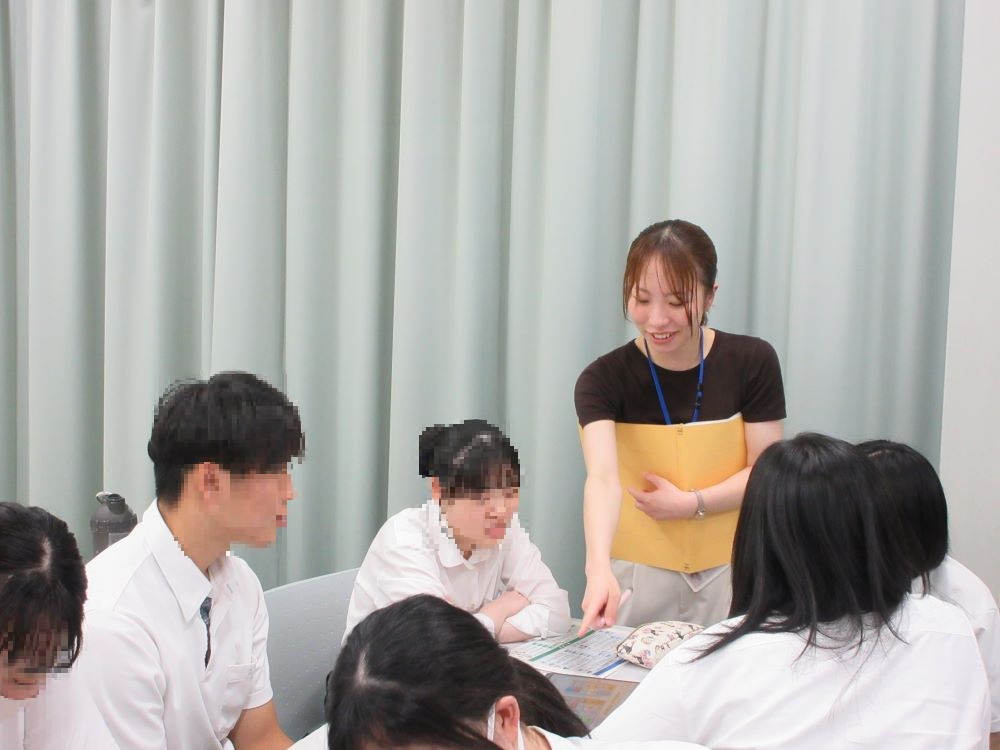 グループワークを行う高校生の様子