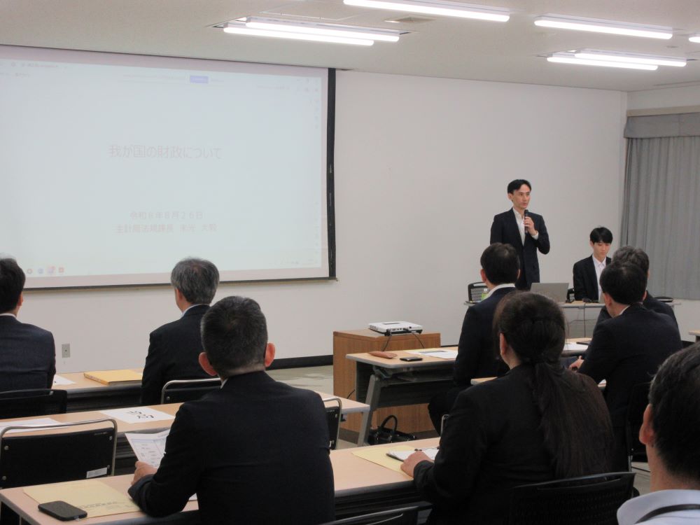末光課長の講演を聞く参加者の様子