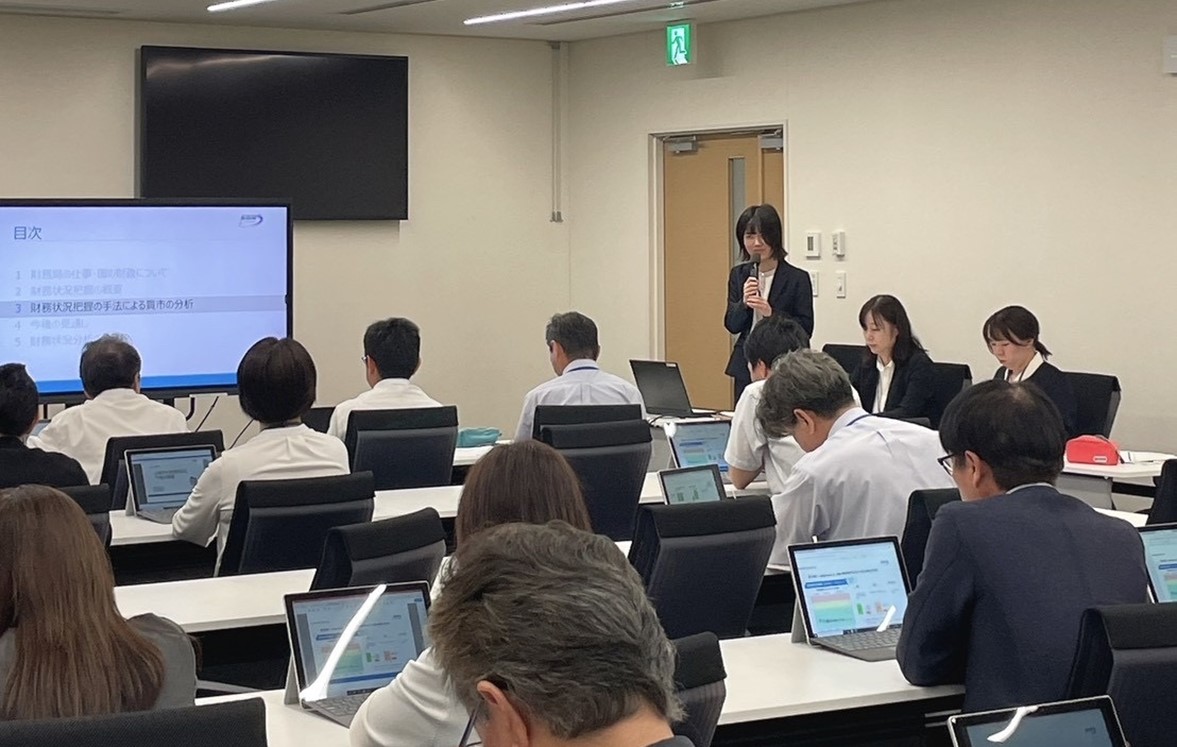 財務局職員の講演を聞く参加者の様子
