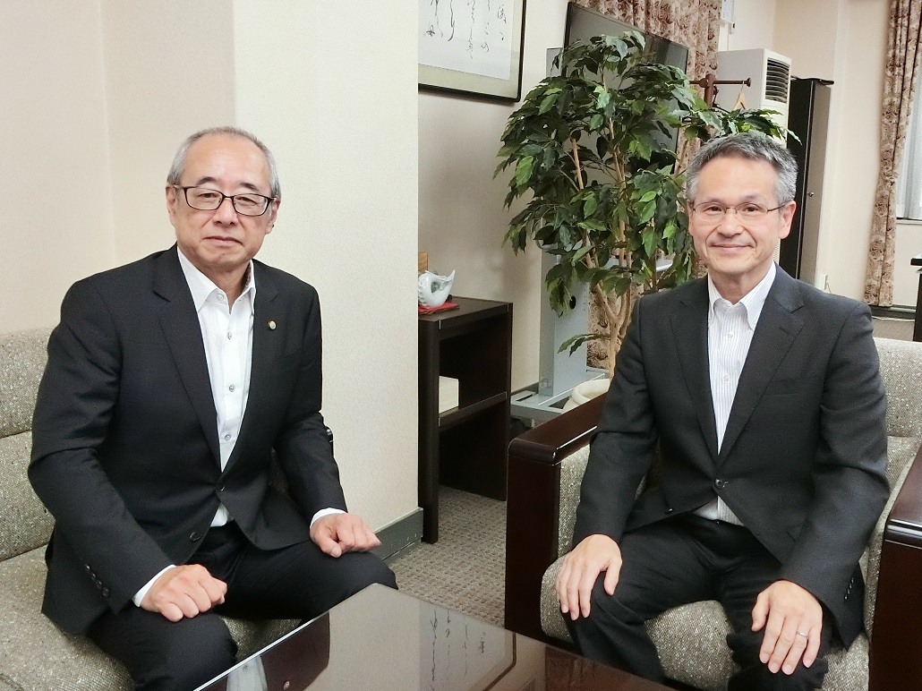 名古屋税理士会会長と東海財務局長の写真