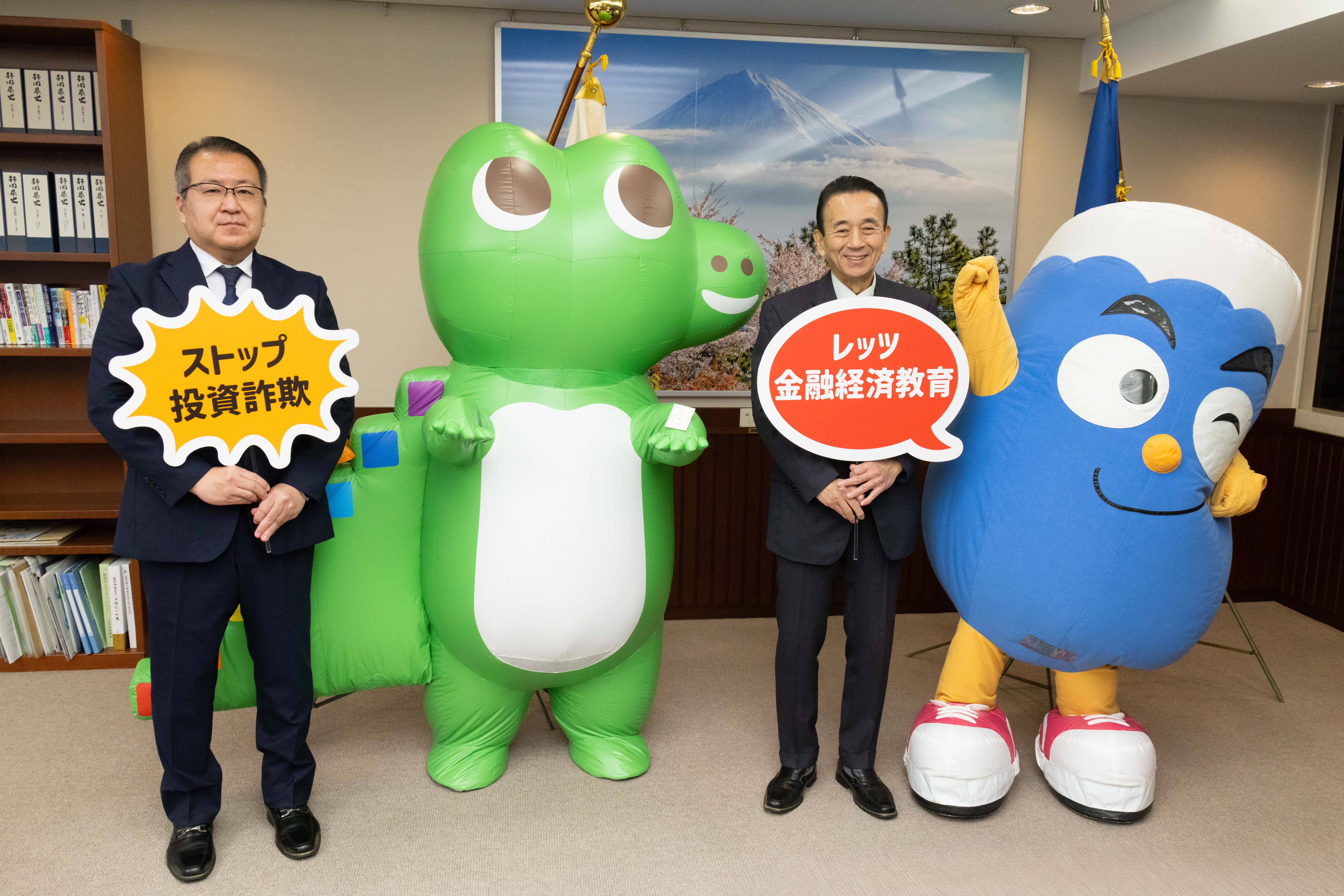 ワニー参事官が静岡県知事、静岡財務事務所長と映る写真