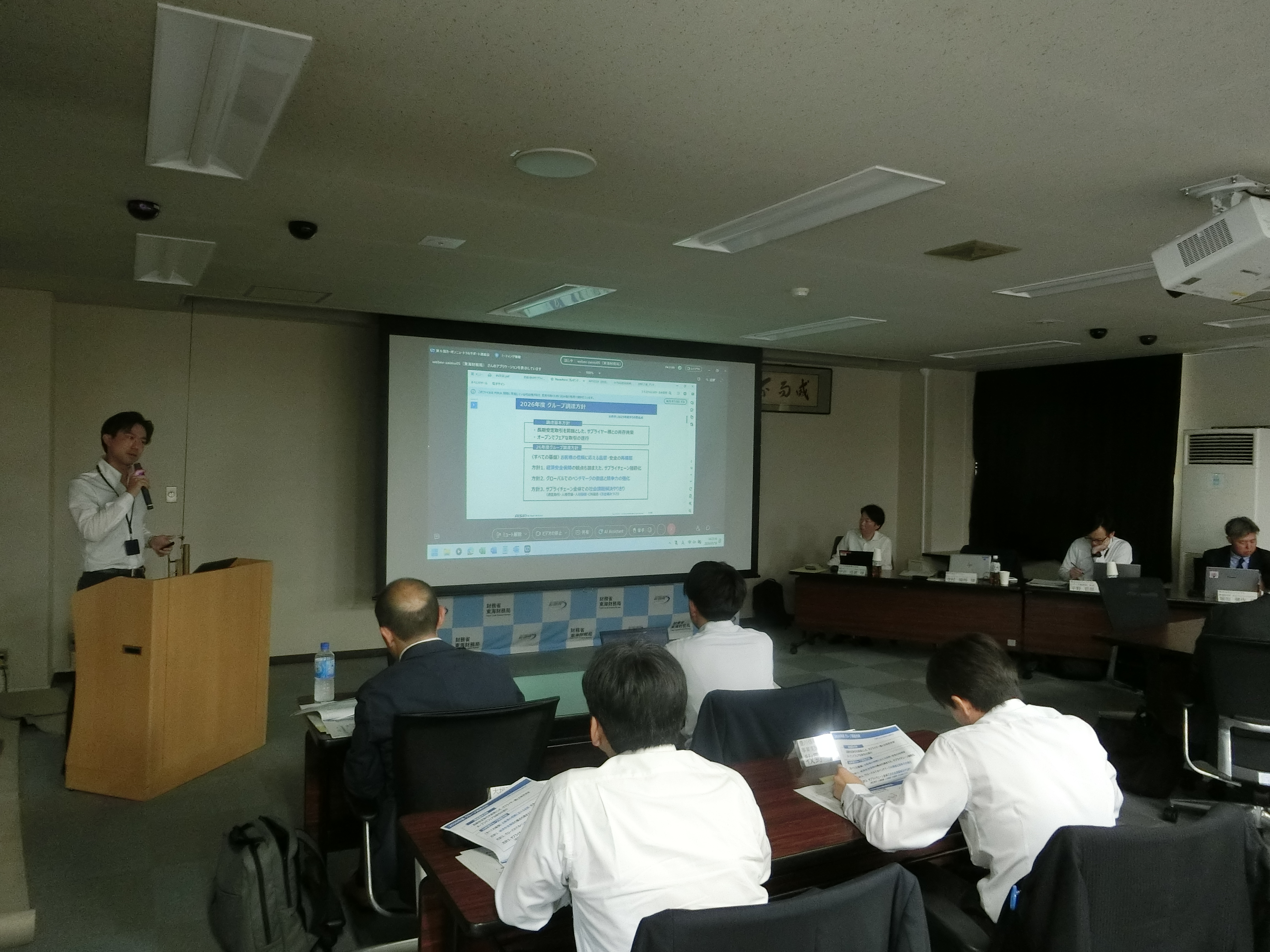 株式会社アイシン様が参加者に説明をしている写真