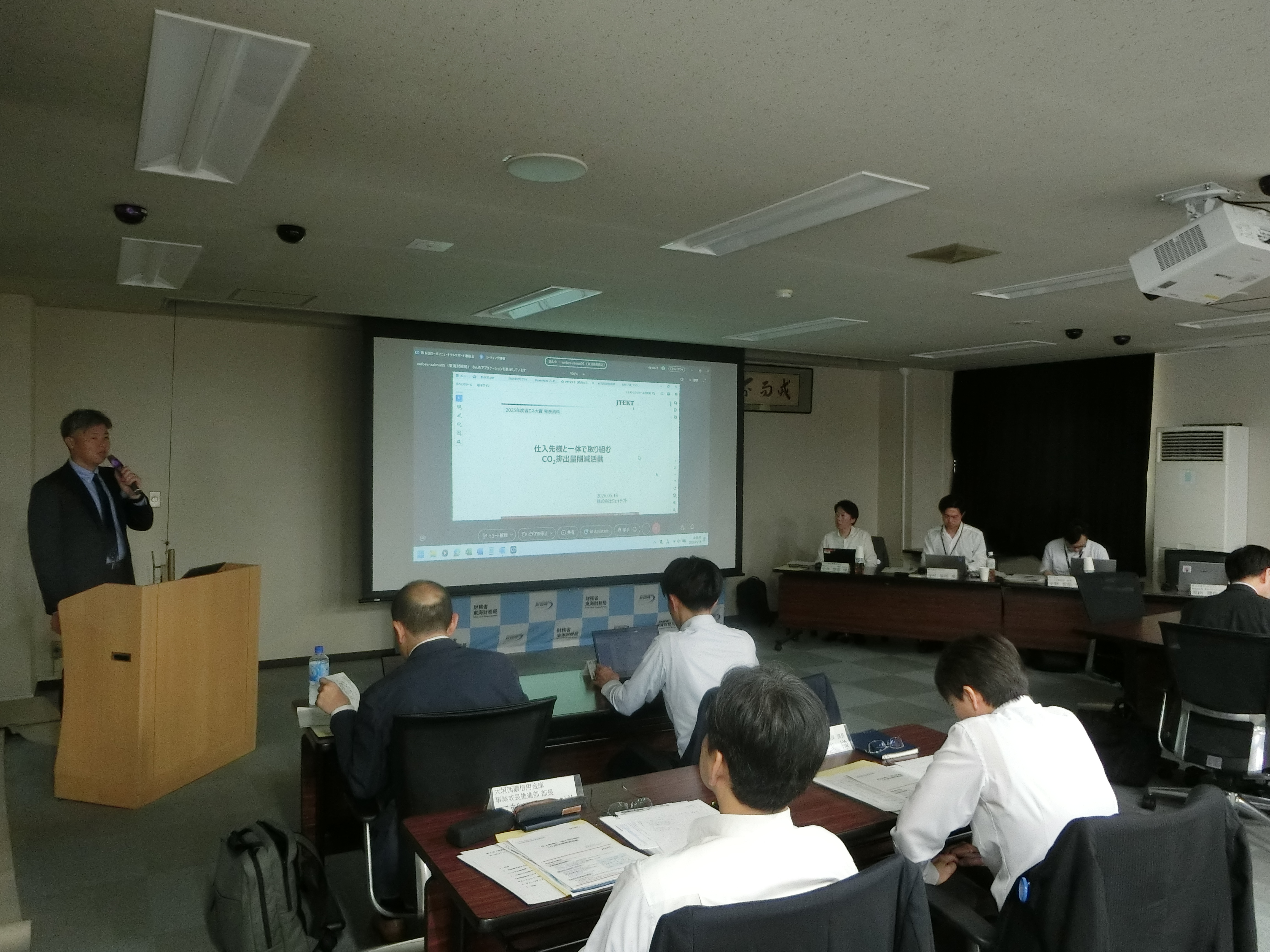 株式会社ジェイテクト様が参加者に説明をしている写真