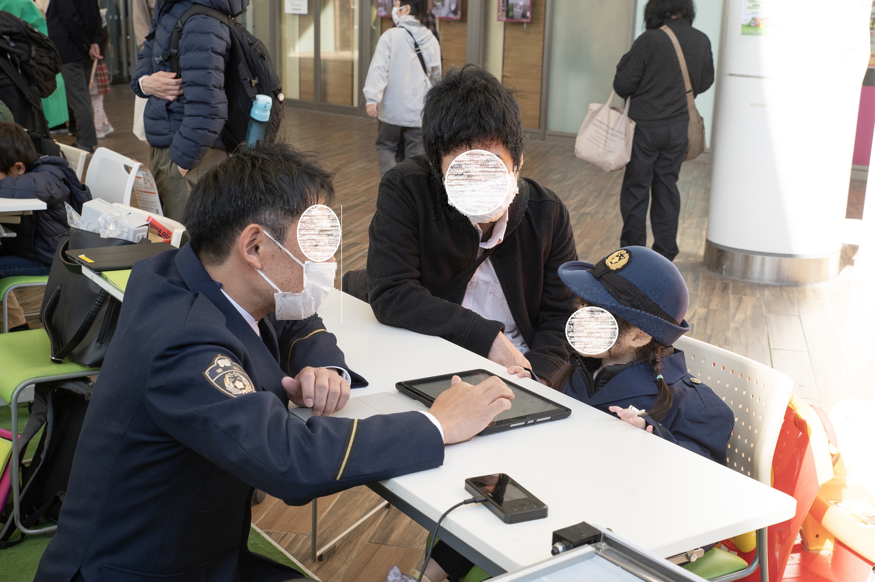 愛知県警察と名古屋市のブースの参加者の様子の写真