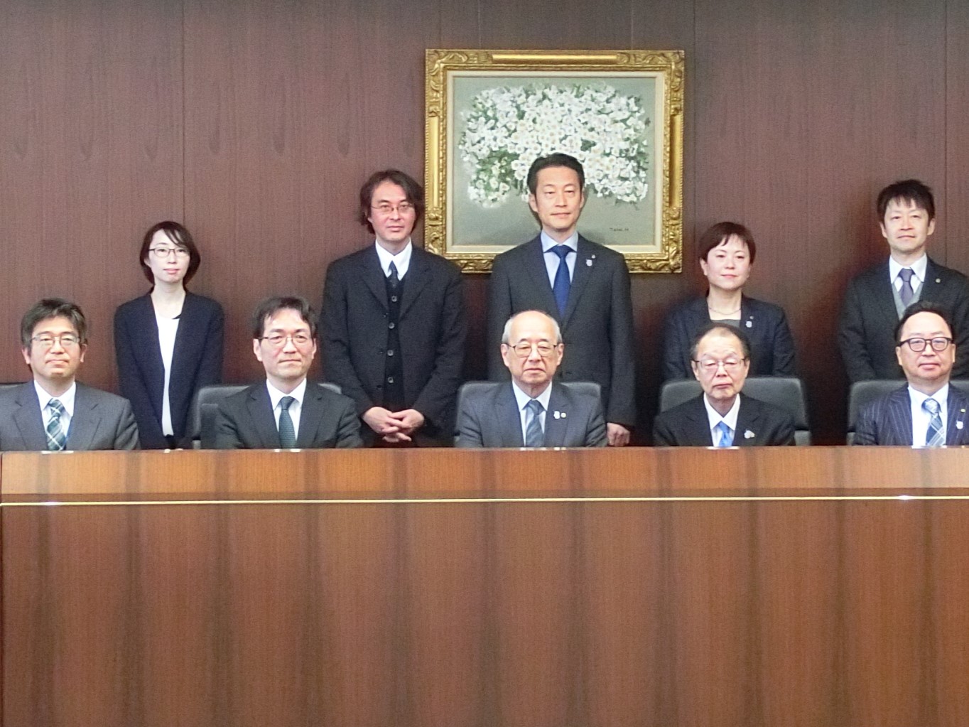 名古屋税理士会会長と東海財務局長、その他参加者の写真