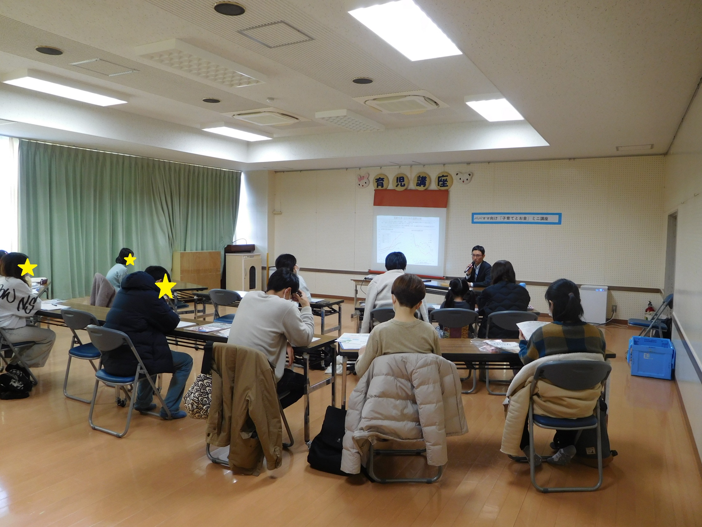 東海財務局職員の講座を聞く受講者の様子