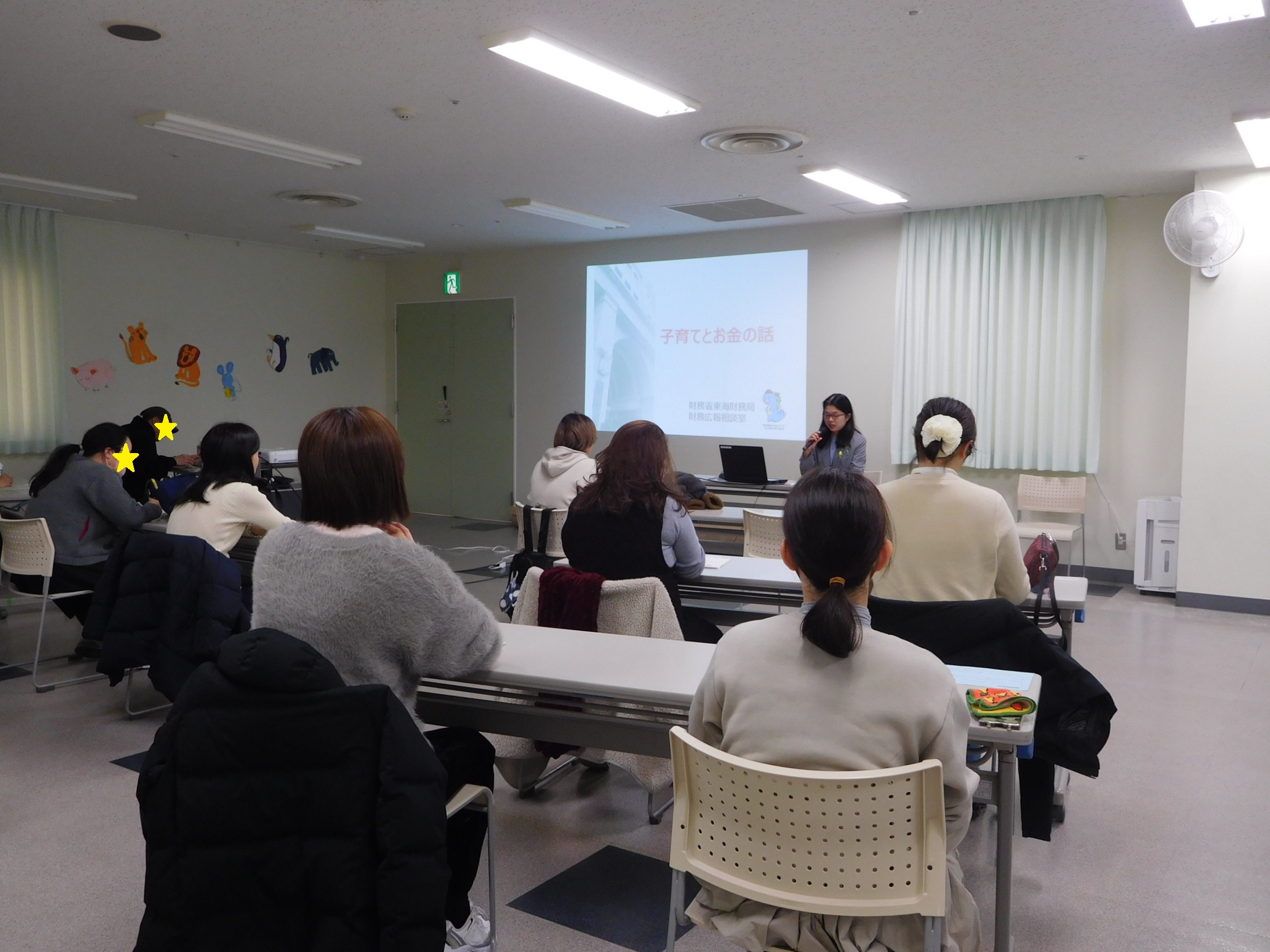 東海財務局職員の講座を聞く受講者の様子