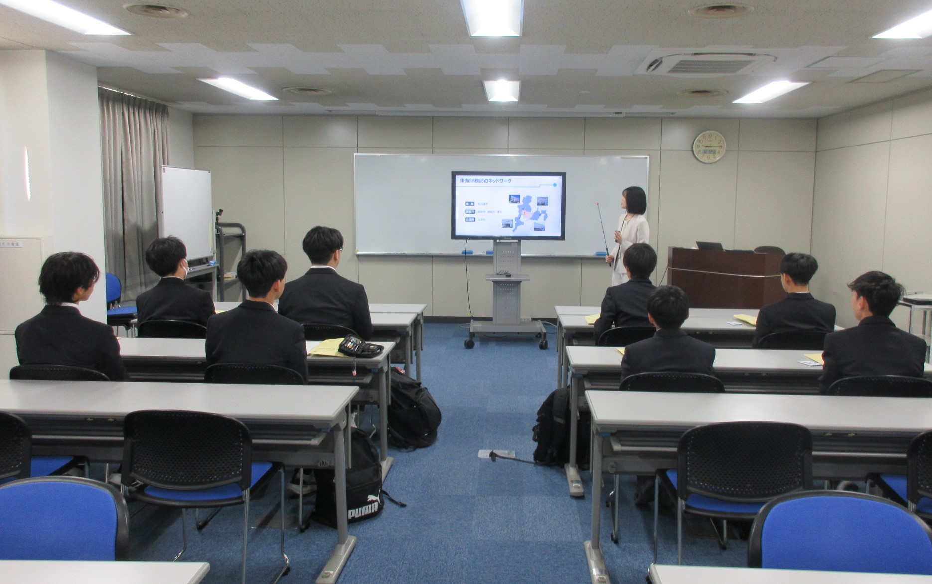 財務局の業務紹介をしている様子