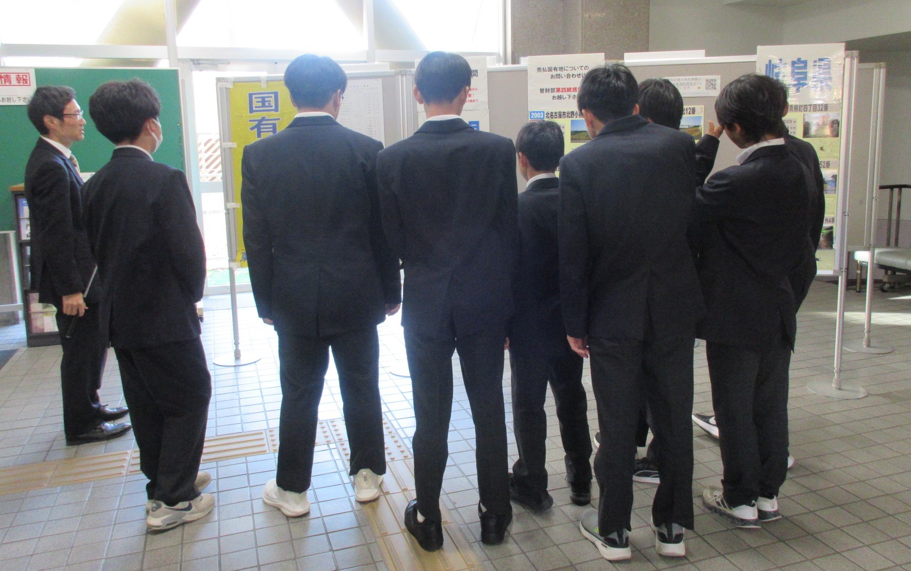 庁舎内の案内をしている様子