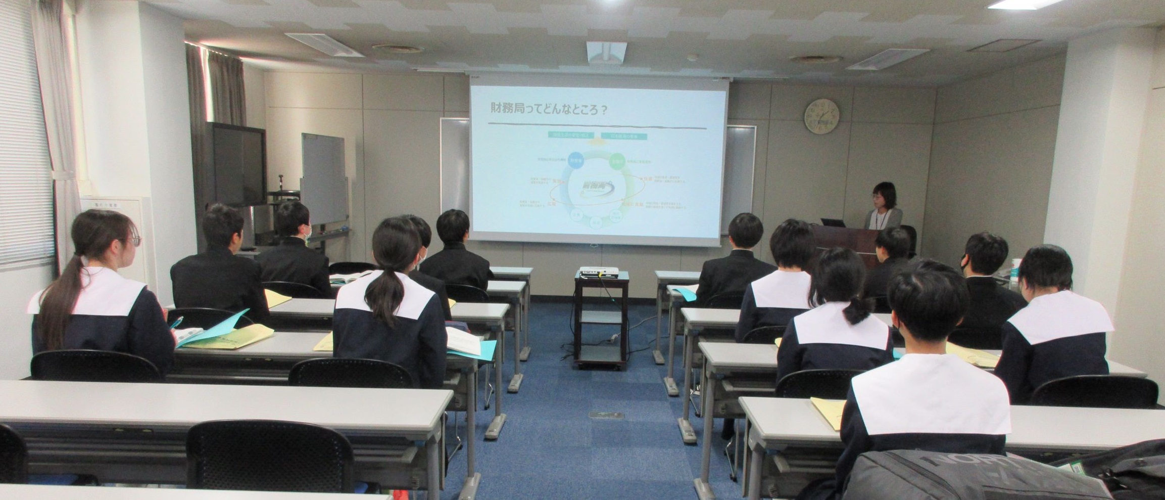 財務局の業務紹介をしている様子
