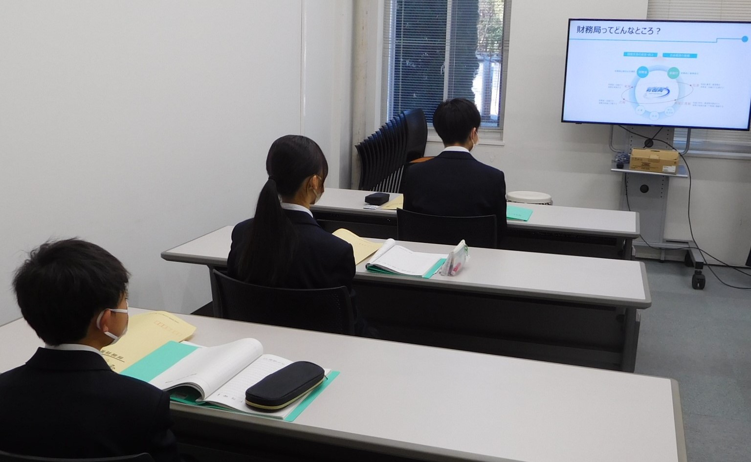 財務局の業務紹介を聞く生徒の様子