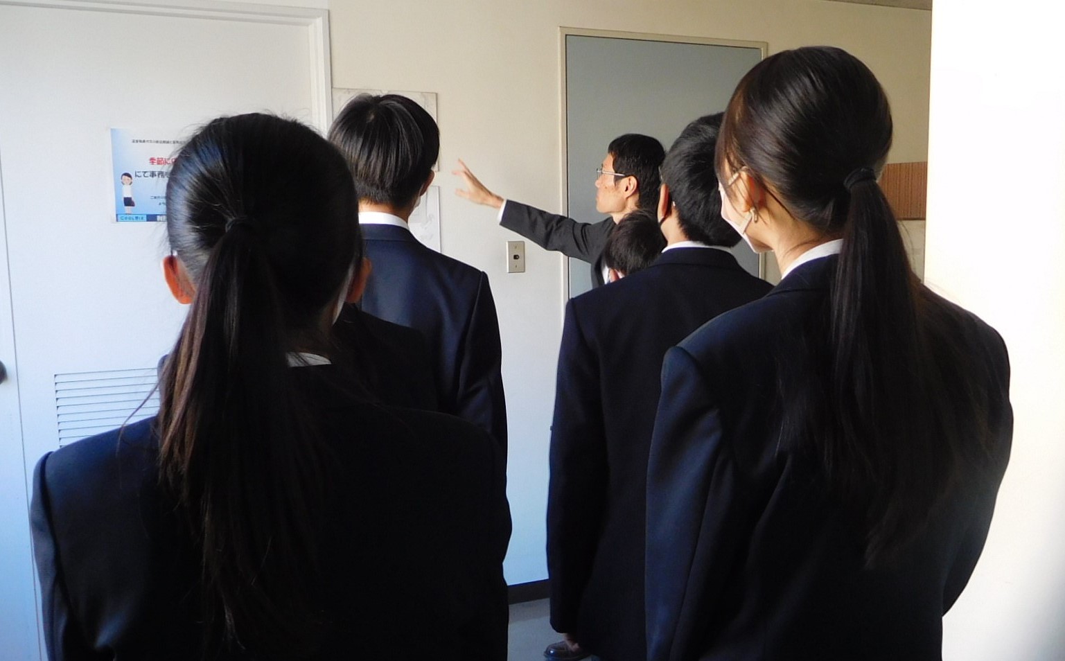 庁舎内の案内をしている様子