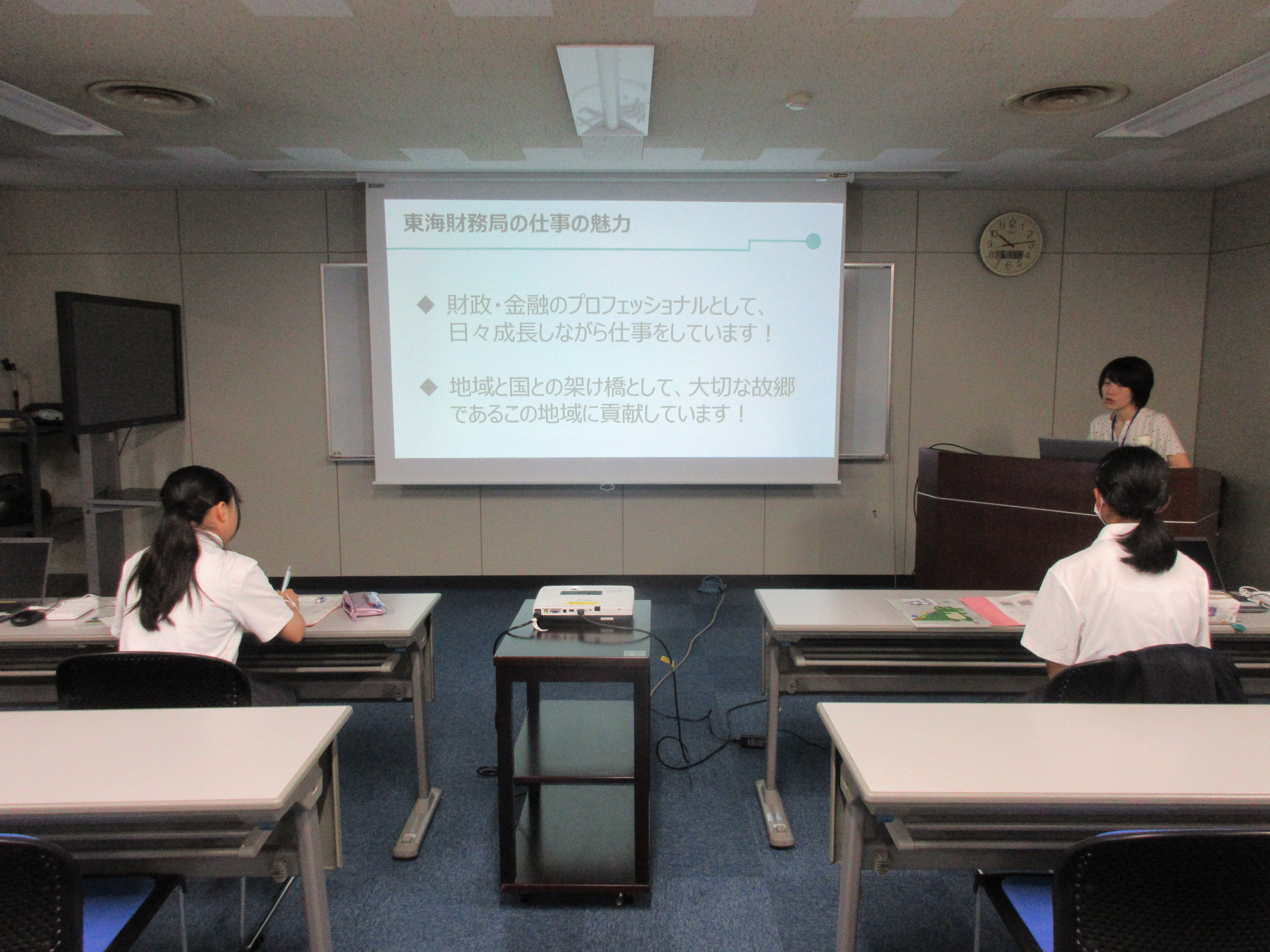 財務局の業務紹介をしている様子
