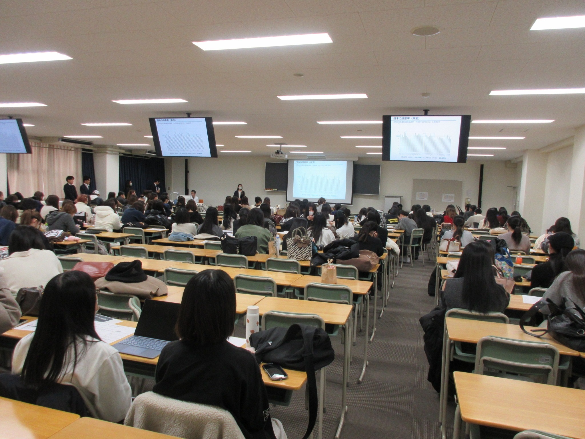 財務局職員による国の財政についての講義の様子