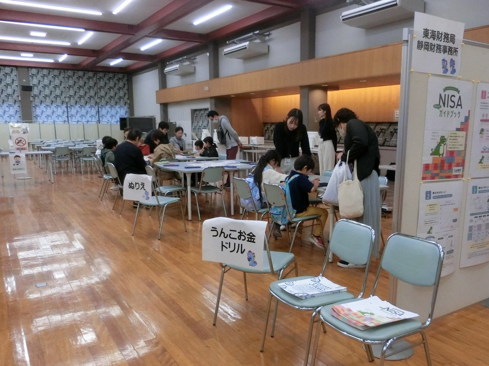 来場者がうんこドリルやぬりえを体験する様子