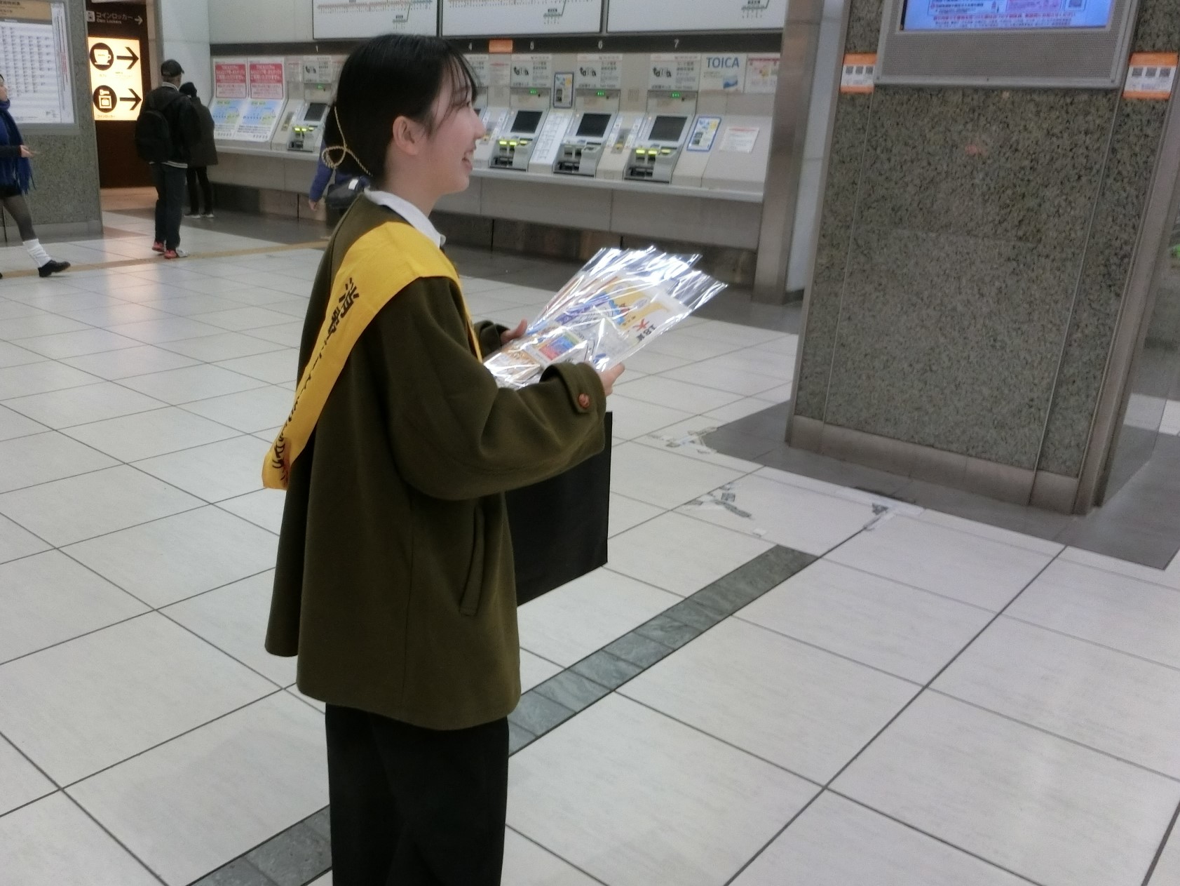 啓発物を配布する様子