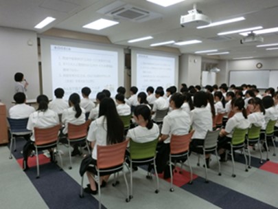 講義を聞く生徒の様子