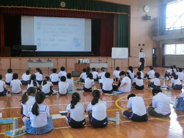 講義を聞く児童の様子