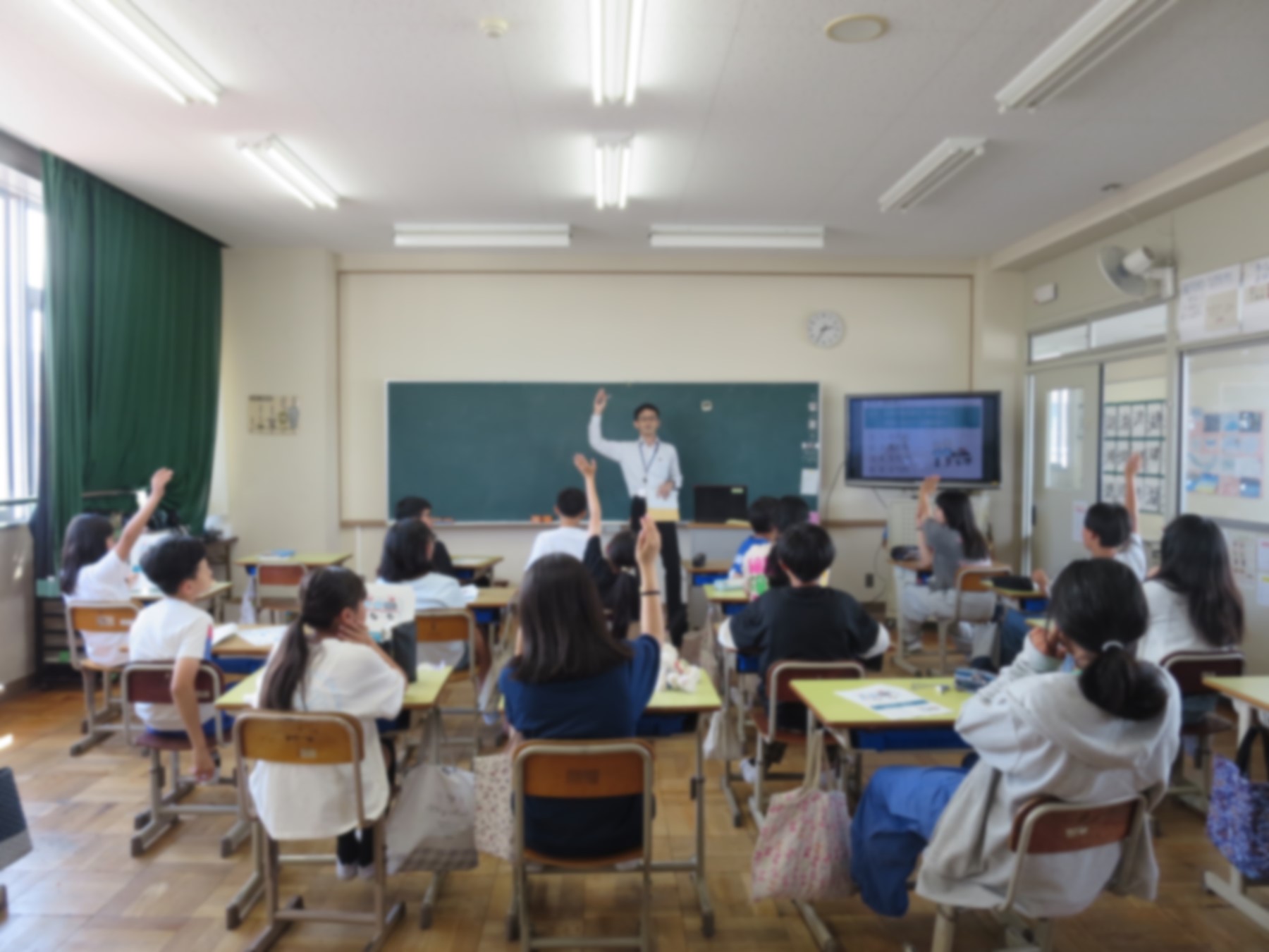 租税教室においてクイズに参加する児童の様子