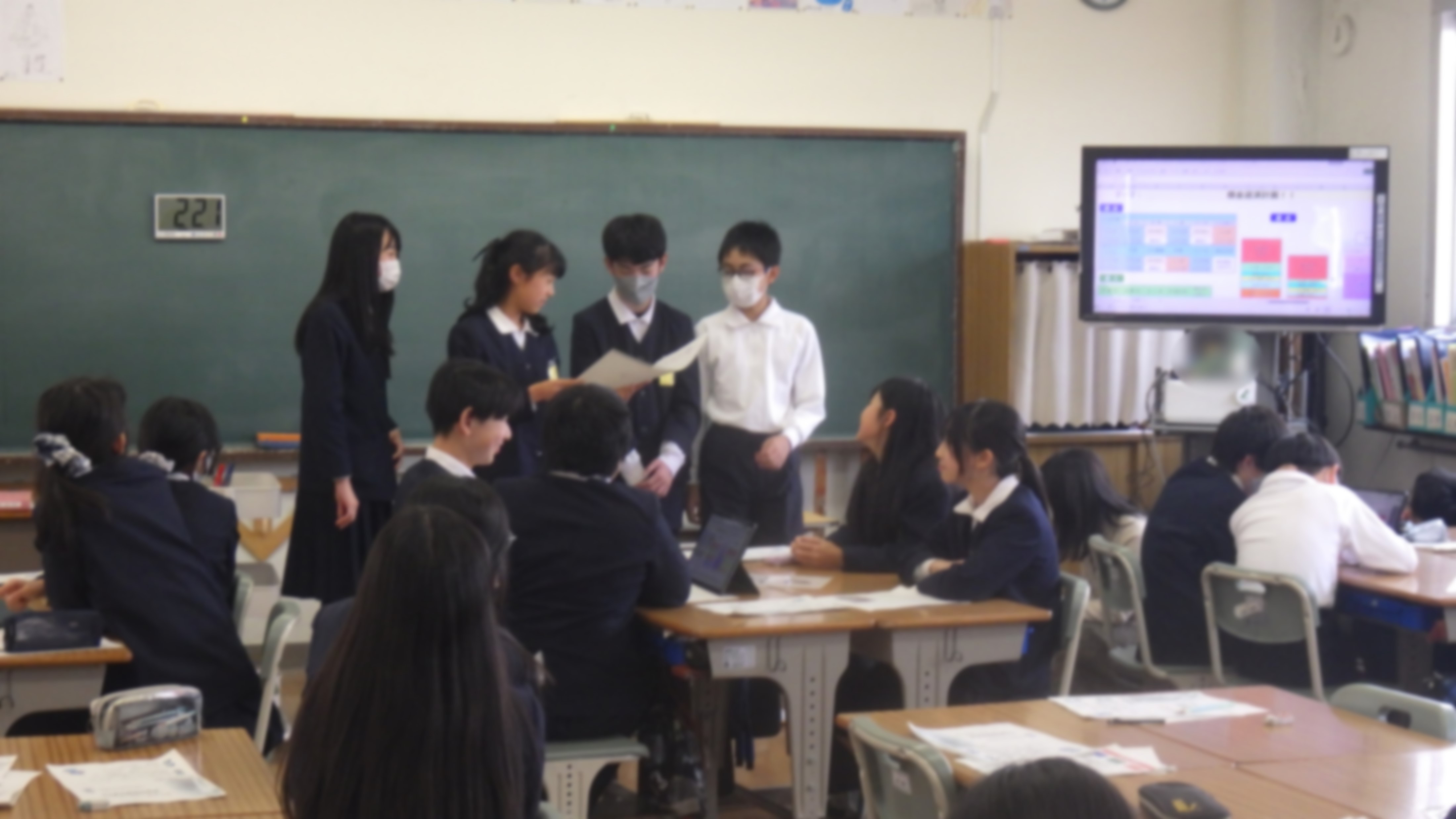グループで話し合った内容を発表する児童の様子