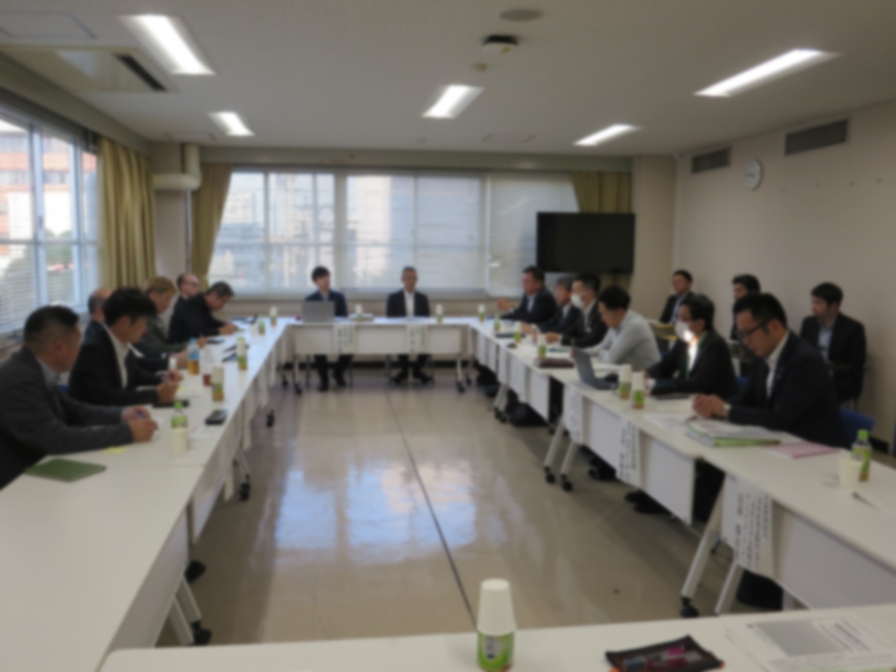 協議会の参加者が会場で話し合う様子