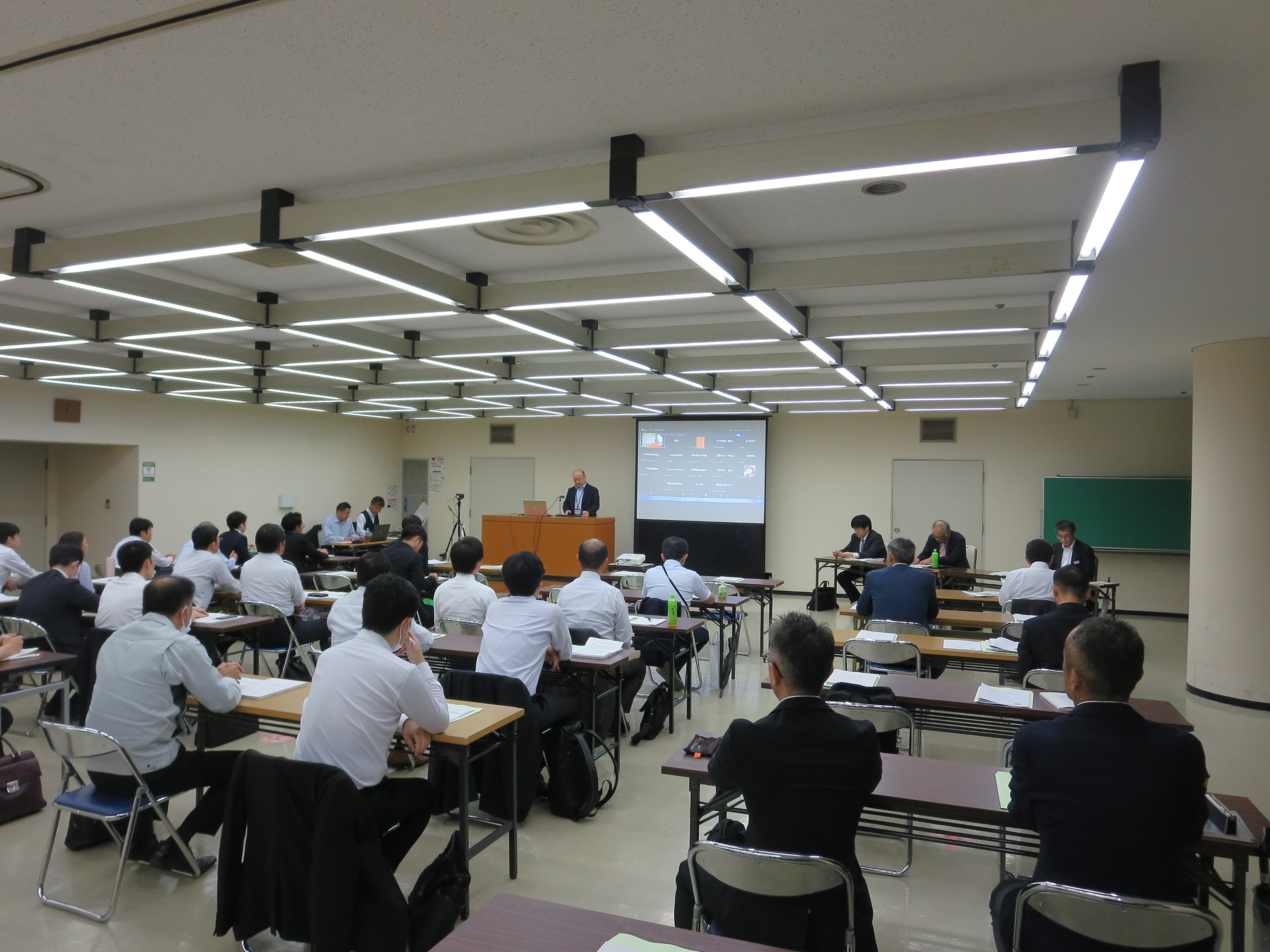 講演を聞く事業者の様子