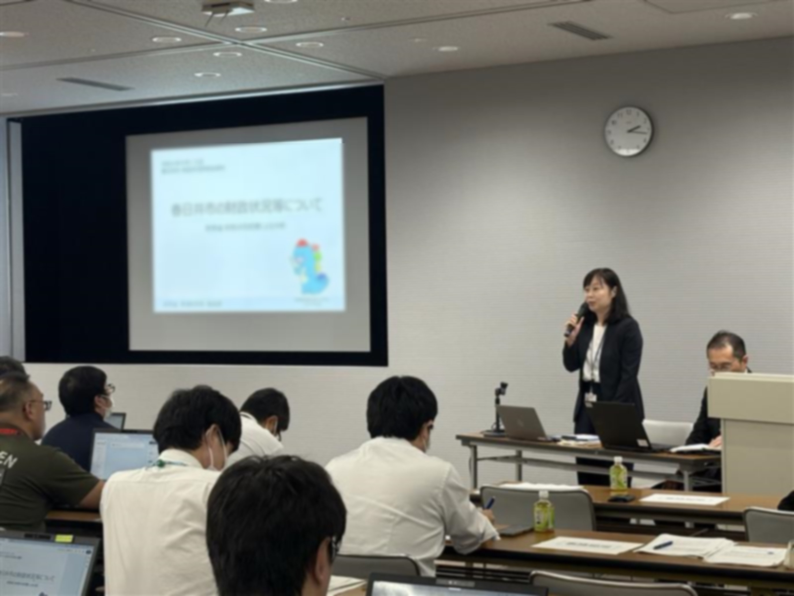 春日井市職員に講演を行う財務局職員の様子