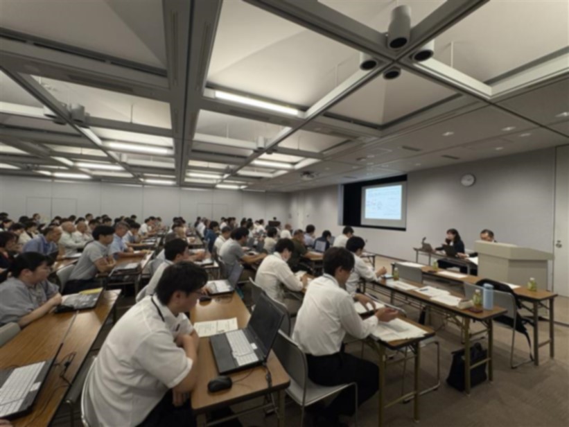 財務局職員による団体の財政についての講演を聞く春日井市職員の様子