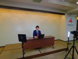 札幌証券取引所で「人生100年時代の資産形成」 について講演している講師の様子