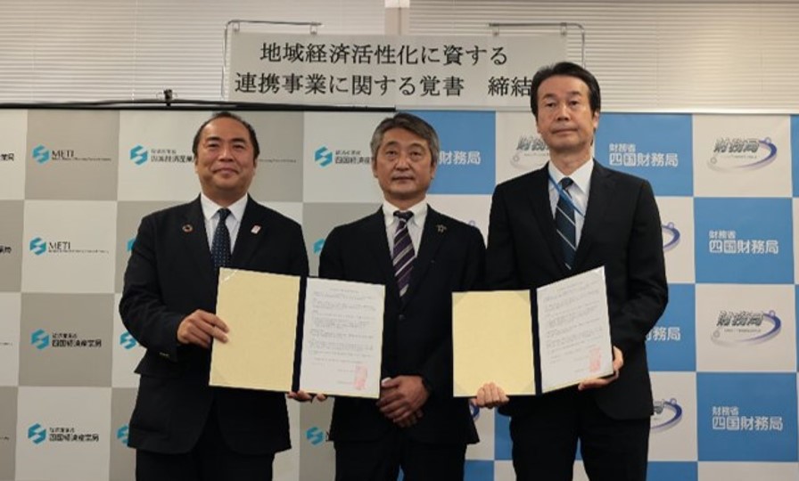 覚書締結の様子(四国経済産業局長、中小企業庁次長、四国財務局長)