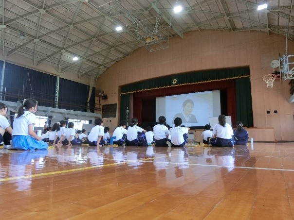 財政に関するビデオを視聴する児童の様子